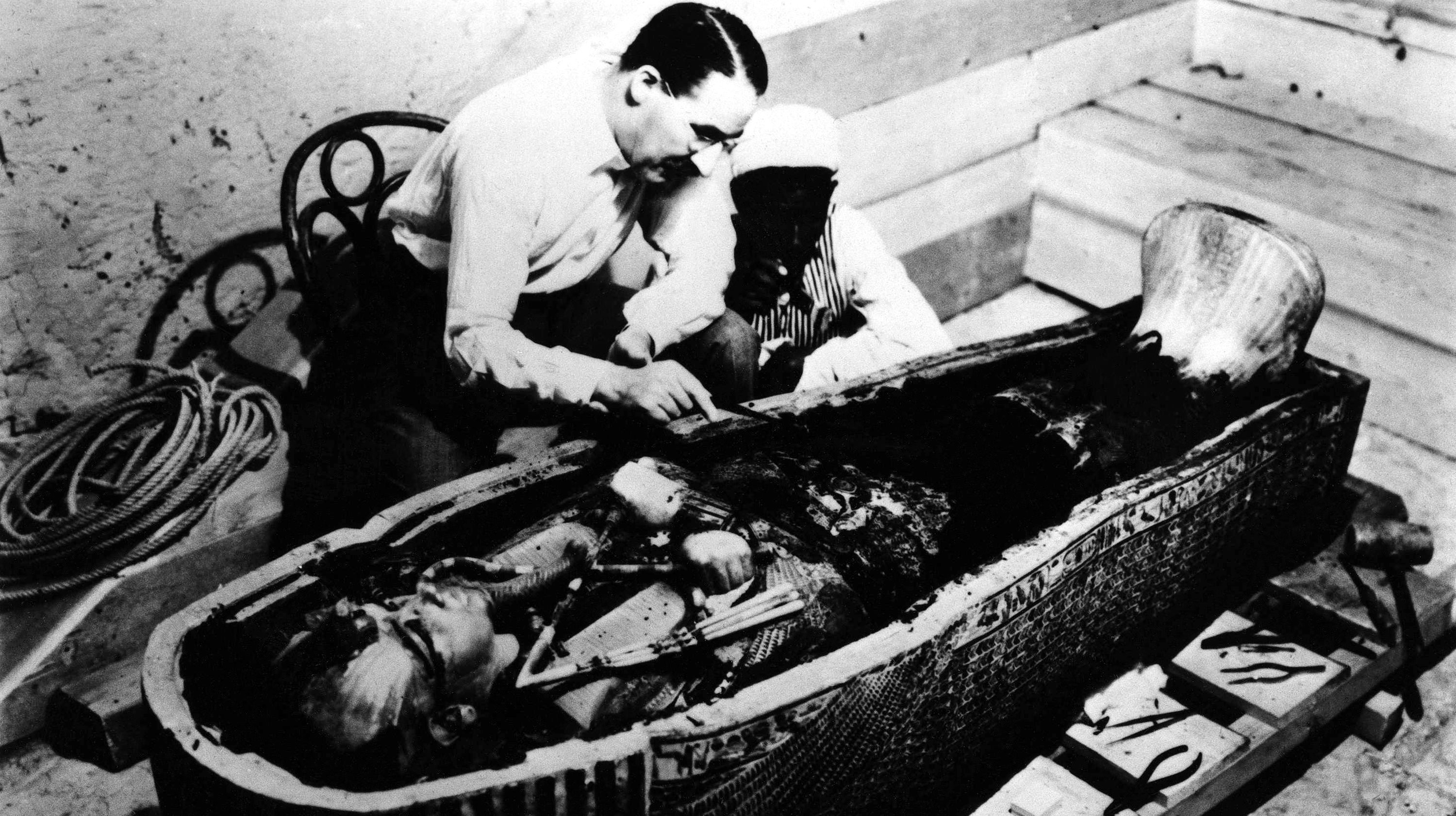 Archeológ Howard Carter skúma sarkofág egyptského faraóna Tutanchamona (1923),</p><p>